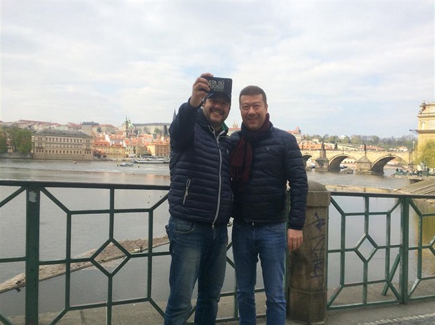 Selfie s Praským hradem v pozadí nesmí chybt.