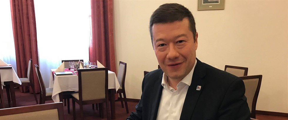 Okamura si honí slávu na znásilnní migrantem a veejn zaútoil na redaktorku eského rozhlasu.