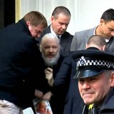 Julian Assange je vleen z budovy ambasdy.