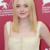 906503-le-teint-laiteux-de-dakota-fanning-580x0-2