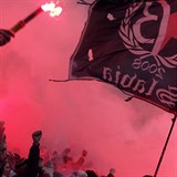 By je Slavia v podmnce, jej fanouci opt pouili pi derby pyrotechniku.
