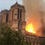 Katedrála Notre-Dame v plamenech.
