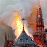 Katedrla Notre-Dame v plamenech.