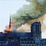 Katedrála Notre-Dame v plamenech.