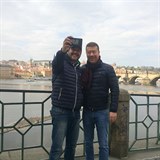 Selfie s Pražským hradem v pozadí nesmí chybět.