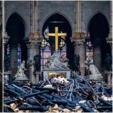 Vnitek katedrly Notre-Dame doslova lehl popelem.
