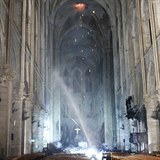 Rozsah škod v katedrále Notre Dame nyní zjišťují odborníci.