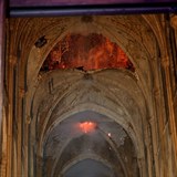 Požár poničil hlavně střechu katedrály Notre-Dame.