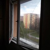Nechvaln proslul okno panelku v Novch Zmcch, odkud mal Adrian v roce...