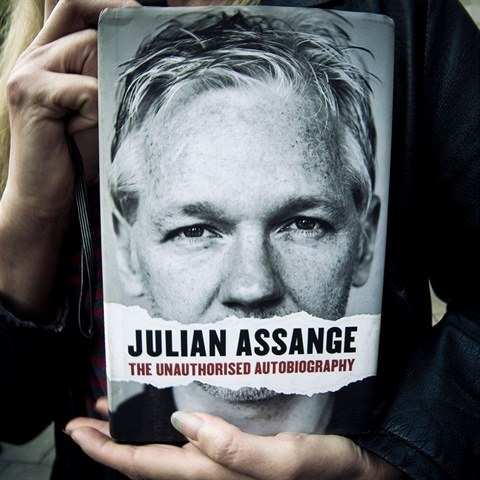 Julian Assange je zakladatelem WikiLeaks, serveru, kde byly zveejnny tajn...