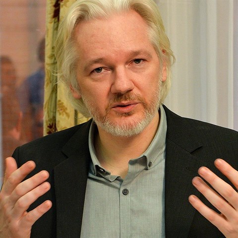Julian Assange je pvodem australsk programtor a hacker, ale jeho WikiLeaks...