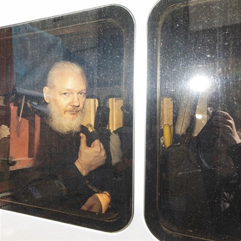 Julian Assange v oknech policejnho antonu vypad sp jako olejomalba od...
