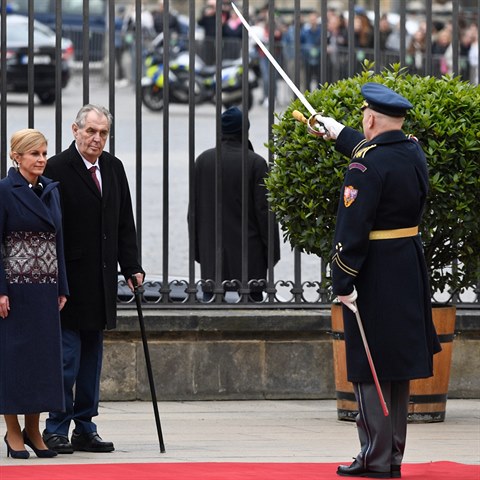 Kolinda Grabarov Kitaroviov vypad v dlouhm vlnnm kabtu s vivkou...