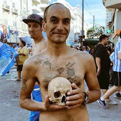 Fanou�ek argentinsk�ho Racingu vzal na oslavu titulu lebku sv�ho d�de�ka.