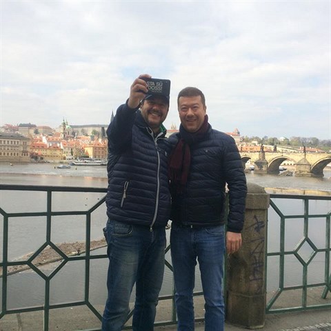 Selfie s Praskm hradem v pozad nesm chybt.