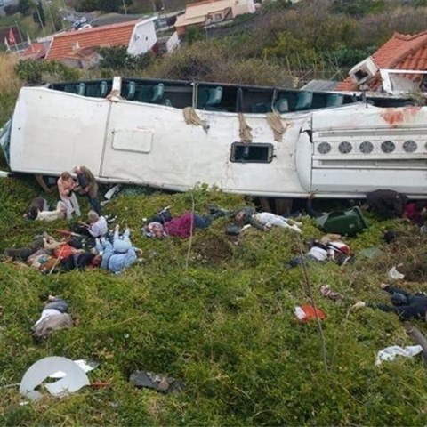 Tla cestujcch leela vude kolem autobusu.