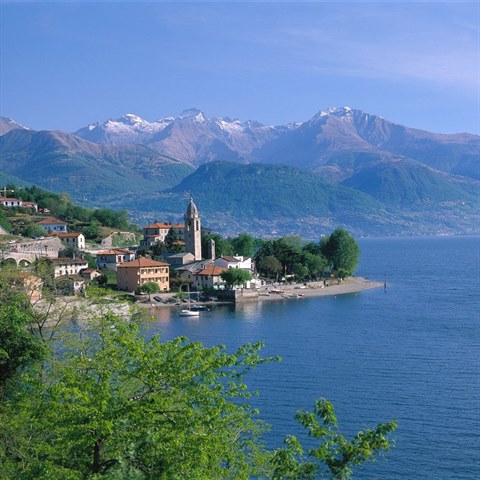 Jezero Como na severu Itlie je astm clem turist.