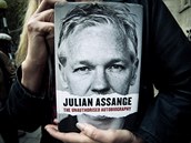Julian Assange je zakladatelem WikiLeaks, serveru, kde byly zveejnny tajné...