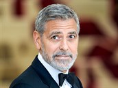 George Clooney prodával boty