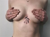 tetovani kolem prsou 18