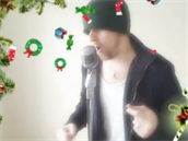 Ná oblíbenec s Tourretovým syndromem zpívá vánoní koledu!