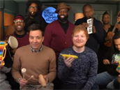 Ed Sheeran zpívá song Shape of You s pomocí nástroj pro dti