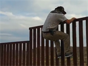 Chlápek ukazuje zásadní chybu v designu stny u Mexika
