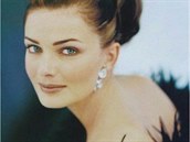 Poízková byla hlavní tváí kosmetické firmy Estée Lauder a dlala pro n i tyhle staromódní cudné fotky.