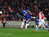 Obránce Chelsea Marco Alonso rozhoduje zápas na Slavii.