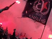 By je Slavia v podmínce, její fanouci opt pouili pi derby pyrotechniku.