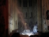 Poár katedrály Notre-Dame se hasim podailo uhasit po 15 hodinách.