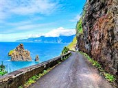 Silnice na Madeie jsou úzké a klikaté, o pevýení není nouze.