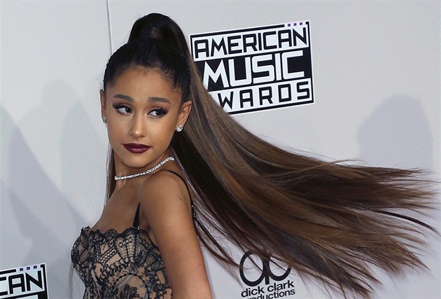 Ariana dlouhé vlasy zbouje