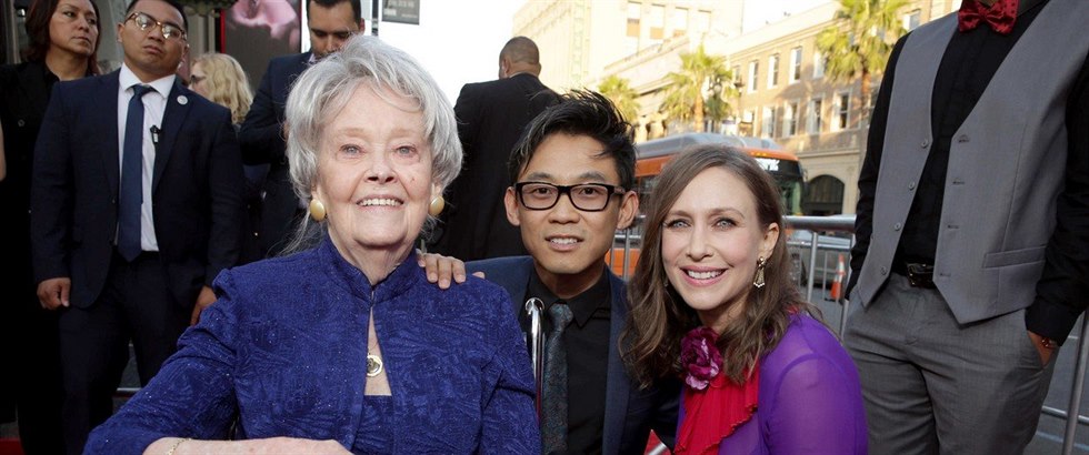 Lorraine Warren a hereka Vera Farmiga, která ji ve filmu V zajetí démon ztvárnila.