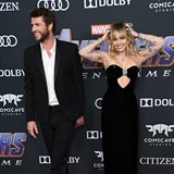 Zpvaka Miley Cyrus a herec Liam Hemsworth na premie Avengers