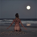 Helena Houdová se fotí při měsíčku a klaní se Zemi.