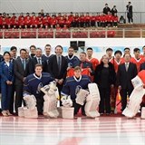 Jaromír Jágr a Ivana Zemanová okoukli čínské hokejisty.