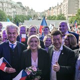 Na Václaváku řečnila Le Penová i Wilders, návštěvníci srovnávali Ortel s Karlem...