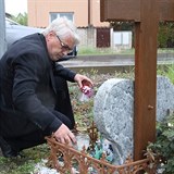 Josef Rychtář navštívil hrob Ivety Bartošové.