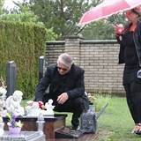Josef Rychtář navštívil hrob Ivety Bartošové.