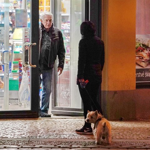 Zatmco Ji Krampol nakupoval potraviny do domcnosti, jeho ena Hana ped...