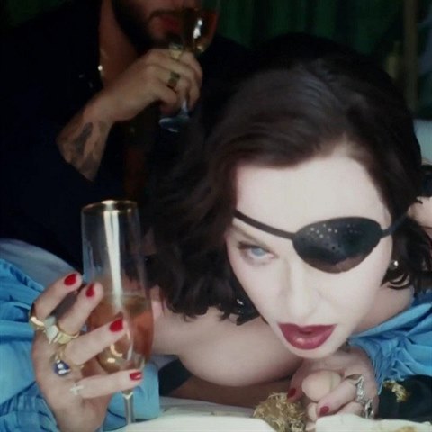 Madonna v novm videoklipu olizuje palec u nohy Malumovi.