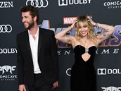 Zpvaka Miley Cyrus a herec Liam Hemsworth na premiée Avengers