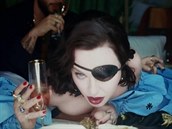 Madonna v novém videoklipu olizuje palec u nohy Malumovi.