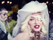 Madonna v novém klipu Medellín