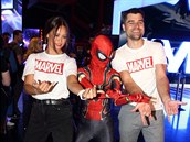 Monika Leová se svým partnerem a Spidermanem.