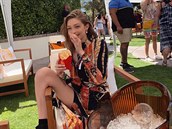 Modelka Gigi Hadid ví, co se bude letos na pláích a festivalech nosit. Bude to...