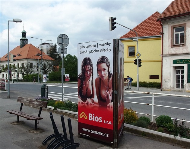 Útlocitnější povahy se vzbouřily proti reklamě v centru Dobříše, která prý kazí mravy a ohrožuje kolemjdoucí děti školou povinné.