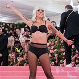 Voilà a je skoro nah! Lady Gaga na rovm koberci vystihla striptz.