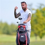 Stejn jako mnoho ostatnch hokejist si Adam Svoboda rd zahrl golf.